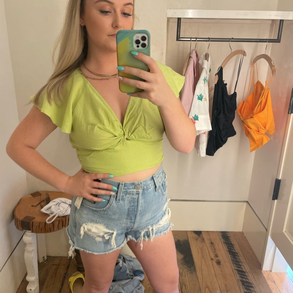 ✨SOLD✨ Levi’s 501 Mid-Rise Jean Shorts - Picture 3 of 7